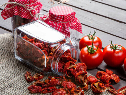 From fresh tomatoes to sun-dried organic varieties, these healthy snacks demonstrate the effectiveness of conventional drying techniques