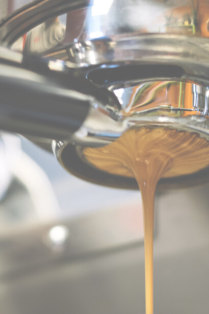 Il caffè sospeso sta a ricordarci che la povertà è la compagna indissolubile dei modelli di sviluppo che regolano le nostre vite