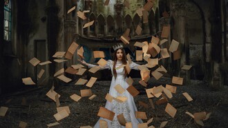 Quando mergulhamos nas suas águas azuis, nessa tinta que o escritor à antiga derramou num qualquer papel, então, caríssimos, passamos à delícia de imaginar tudo ao pormenor, a cores, com cheiros, volumos, risos ou lágrimas, texturas, prazeres, dor e suspiros e até gargalhadas