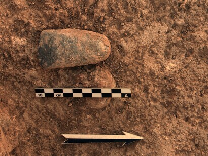 Accetta levigata rinvenuta in una delle trincee scavate nel sito di Oued Beht (foto: H. Benattia, Archivio OBAP)