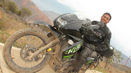 Ronald Infante, fundador de la marca Sequoia Speed, ataviado con sus propias prendas