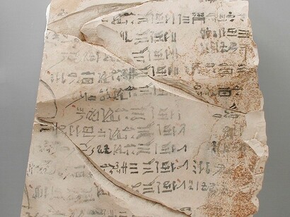 Parte di un ostracon ricostruito che descrive il rituale di Amen-Re. Alto Egitto, Tebe, probabilmente villaggio di Deir el Medina, Nuovo Regno, XIX e XX dinastia (1315 - 1081 a.C.). Los Angeles County Museum of Art, USA