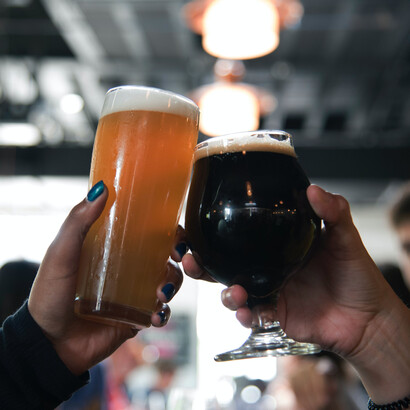 Amiga bebem cerveja durante viagem a Dublin, Irlanda