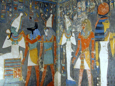 A la izquierda, Osiris sentado, Anubis con cabeza de chacal y Horus con cabeza de halcón. A la derecha, Horemheb ante Osiris. Hathor recibiendo vino. Tumba de Horemheb, Valle de los Reyes, Tebas Occidental, Egipto