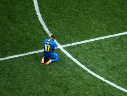 Neymar se emocionou ao fim da partida 