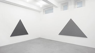 Alan Charlton 2014, Veduta parziale dell’esposizione, A arte Invernizzi, Milano, Courtesy A arte Invernizzi, Milano, Foto Bruno Bani, Milano