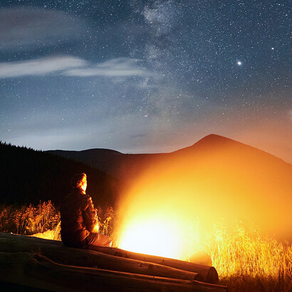 Homem aproveitando fogueira. Os valores que nos nutrem