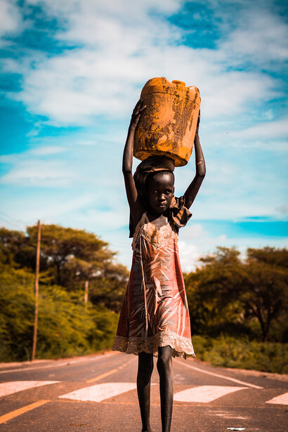 L'esclavage. Il inclut la coercition du travail par un exploiteur, le traitement inhumain de personnes qui sont limitées dans leurs mouvements et généralement dans leur liberté, la traite des êtres humains avec des migrants, l'exploitation du travail pour la dette, l'exploitation des enfants, l'exploitation sexuelle