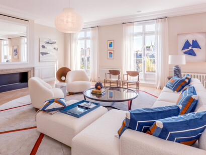 Luce e grandi spazi nell'attico parigino