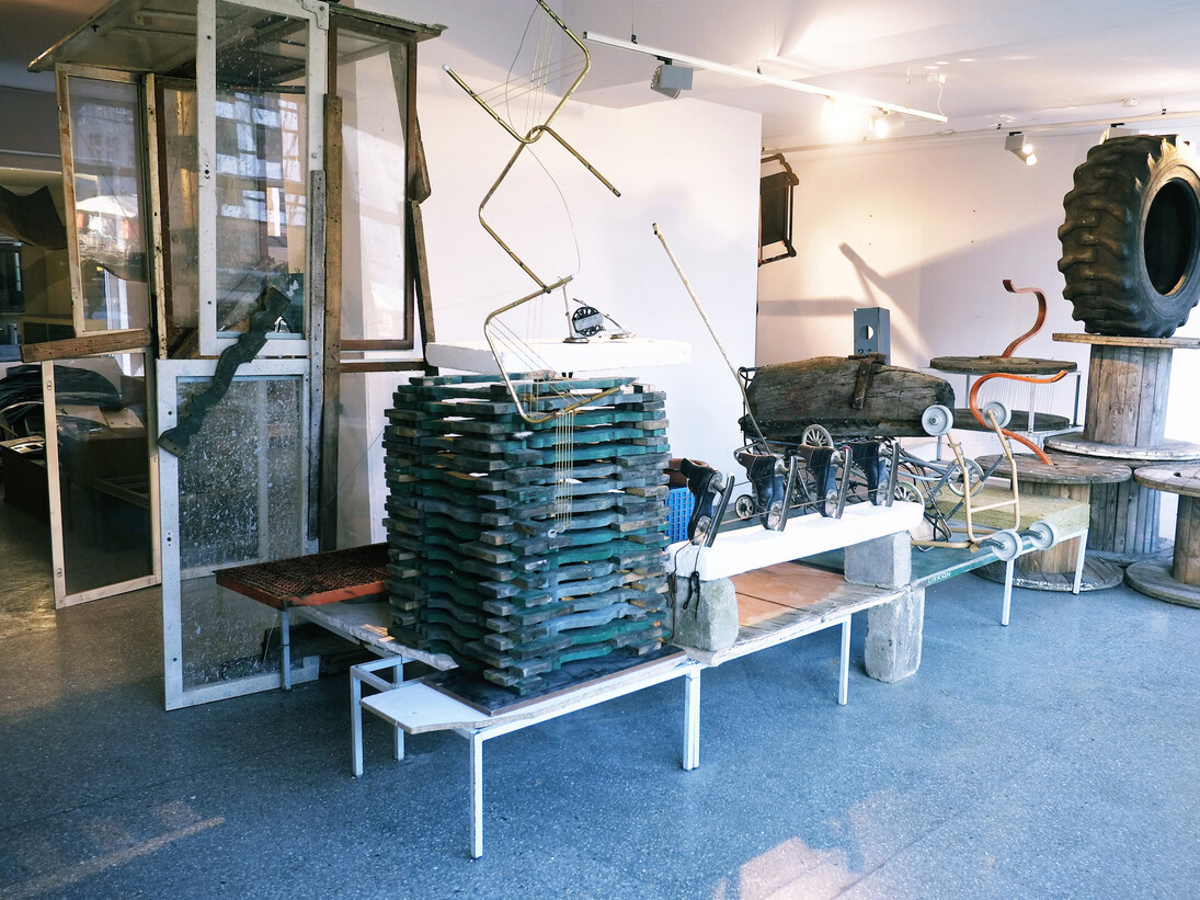 Abraham Cruzvillegas, Exhibition view. Courtesy of Carrè d'Art