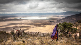 Cratere Ngorongoro dall’alto, con pastore Masai 