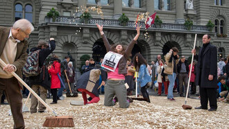 Monedas de 5 centavos esparcidas en la Plaza Federal (Berna, Suiza) por parte de los activistas a favor de una renta básica incondicional