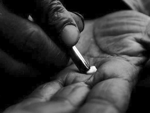 Los hilos invisibles para construir la socialización de esas personas estaban rotos, sin asideros, y además vinculados en muchos casos a dependencias con aquellos que almacenaban los derechos y suministraban droga