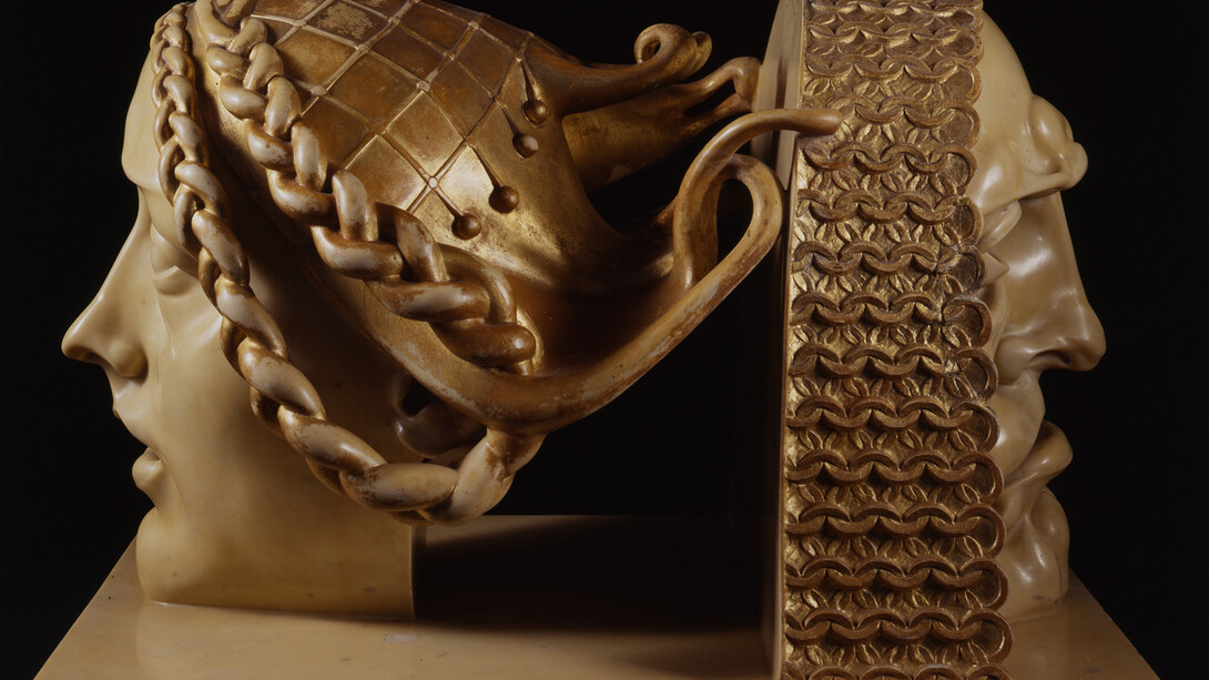 Adolfo Wildt, Caractère fier - Âme simple (Carattere fiero – Anima gentile), 1912, Marbre partiellement doré, 38 x 57 x 37 cm (prof.), Venise, Fondazione Musei Civici di Venezia, Galleria Internazionale d’Arte Moderna di Ca’ Pesaro, 2015 © Photo Archive – Fondazione Musei Civici di Venezia