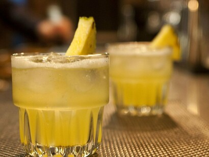 Preparação do dink tradicional peruano, o Pisco Sour. Voltando ao almoço atual, minhas amigas peruanas comentam que o Tacu Tacu não seria uma melhor escolha para jantar e que nem mesmo seria uma unanimidade entre eles. Fico imaginando se teriam me aplicado um trote de iniciantes... Hum! Uma delas me convida a experimentar comê-lo no almoço numa próxima oportunidade, pois como a nós brasileiros “nos gustan los frijoles”, então o paladar do Tacu tacu não deveria me provocar tanta estranheza