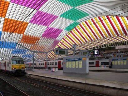 The work titled ‘Comme tombées du ciel’, ‘Les couleurs in situ et en mouvement’.The creation of the station was the cornerstone of the renaissance of the approach Liège takes to mobility