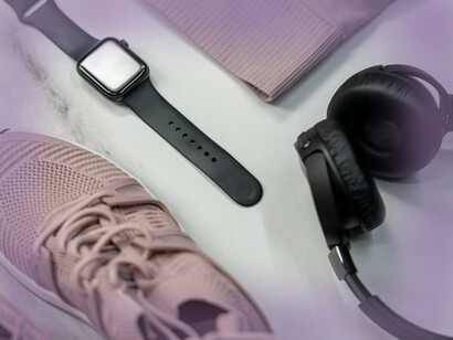 Aparatos de atividade física e smartwatch. Na secção da saúde o melhor exemplo são os smartwatches que conseguem fazer a monitorização dos sinais vitais e dar um alerta de possíveis problemas de saúde, utilizando a IA para análise dos dados em tempo real

