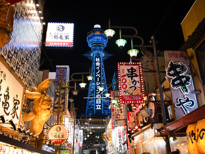 Passeio noturno em Osaka, Japão. Viagens continuam a moldar a evolução cultural de maneiras contemporâneas