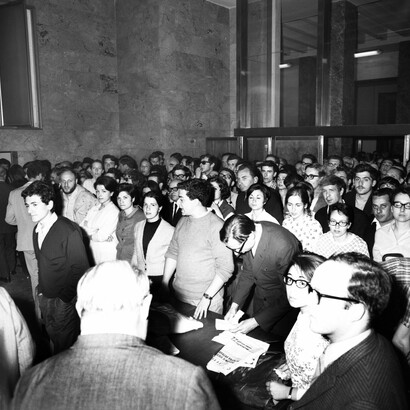 Un'assemblea durante il '68, si nota un giovane Massimo D'Alema