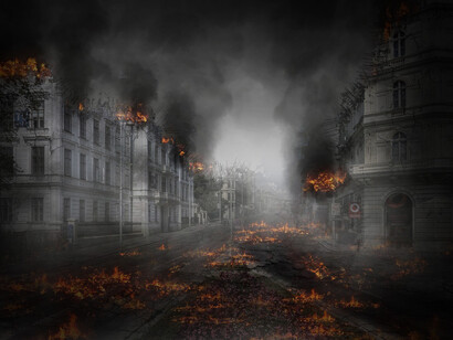 Strada cittadina devastata e in fiamme dopo un violento attacco