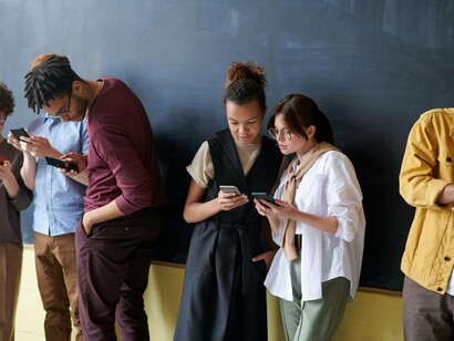 As redes sociais transformaram profundamente a construção das identidades culturais. Elas ampliam a expressão de grupos antes invisibilizados, fortalecem comunidades e promovem trocas culturais globais. Ao mesmo tempo, impõem desafios como a padronização estética, a cultura da performance e o risco de apropriação cultural