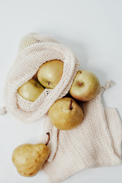 Esempio di scelta sostenibile con la sostituzione di buste in plastica con buste in tessuto reciclato