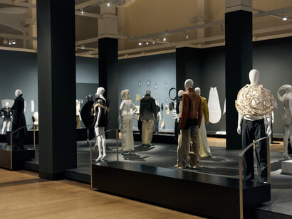 Fashion x craft: echoes of tomorrow, ausstellungsansicht. Mit freundlicher genehmigung der Gemäldegalerie