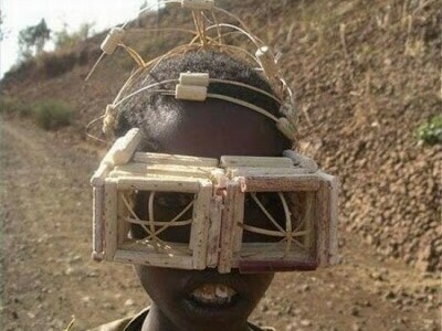 Il controllore di volo: due pezzi di legno al posto delle cuffie e da cui sporgono dei bambù come antenne radio