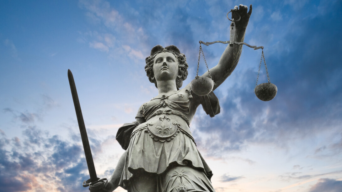 Estatua de la Justicia frente al Römer en Fráncfort del Meno, (Alemania)