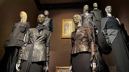 Photographie d'une partie de l'exposition "Rick Owens, Temple of Love", dans la partie "Hollywood and Inspirations",Palais Galiera, Paris, France, 2025