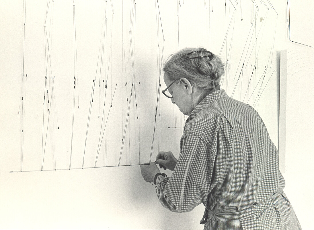 Gego in her studio, 1984, Photo: Isidro, Núñezm© Fundación Gego, Courtesy Dominique Lévy Gallery, New York / London
