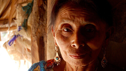 Indígena mexicana vestida con un traje tradicional