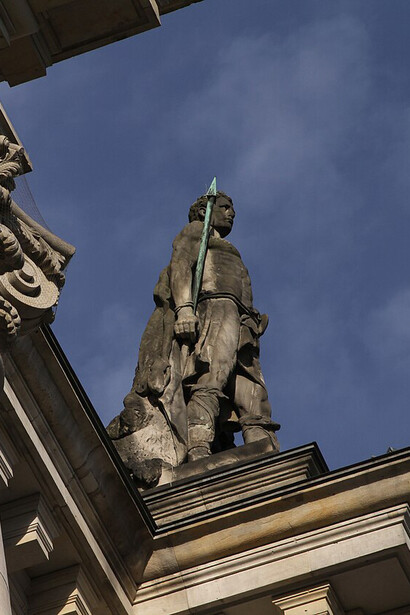 Estatua en el edificio del Parlamento alemán, Berlín