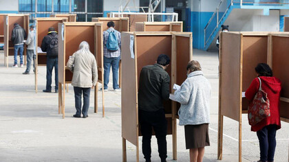 Ciudadanos chilenos votando en la primera vuelta realizada el 21 de noviembre