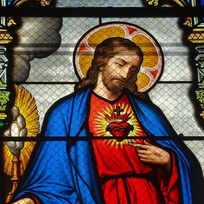 Vetrata del Sacro Cuore di Gesù, Basilica di Notre Dame Des Enfants, Châteauneuf-sur-Cher, Francia