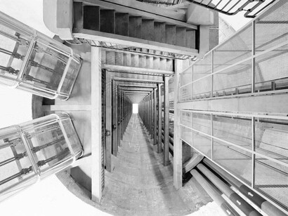 Edgar Martins (Évora, Portogallo, 1977) -
 Centrale elettrica Alto Rabagão: barra collettrice (vista dalla sala macchine), 2011
C-print, 120 × 150 cm - The Time Machine © Edgar Martins