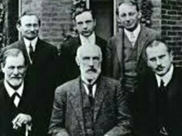 Sigmund Freud, Stanley Hall, Carl Gustav Jung, Abraham Arden. podemos considerar as visões de Santa Hildegarda de Bingen como experiências numinosas devido à sua natureza profundamente espiritual e mística, pois eram envoltas em um profundo mistério e fascínio. Descrevia imagens complexas e simbólicas que muitas vezes desafiavam a compreensão racional, evocando um senso de maravilha e reverência