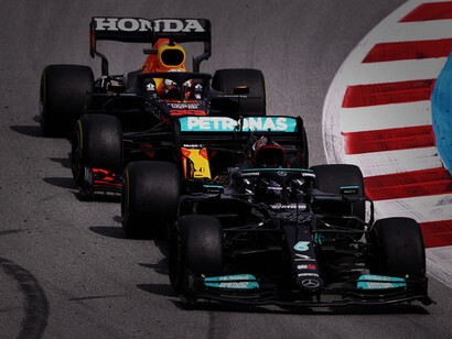 Verstappen y Hamilton se enfrentan durante la Fórmula 1, 2021