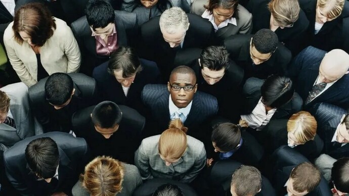 Organizações que desejam ser verdadeiramente inovadoras precisam revisar não apenas suas políticas formais, mas seus critérios informais de reconhecimento. Precisam transformar cultura, não apenas discurso