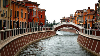 Florentia Village canal
