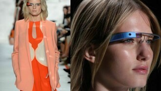 Modelo desfilando con una Google Glass