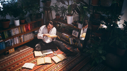 Poeta revisando textos en el suelo: ¿existe una economía poética?