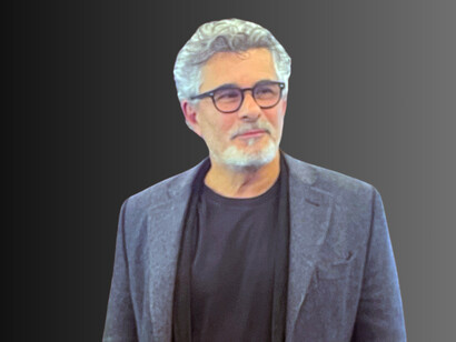 Paolo Genovese è un regista e sceneggiatore italiano noto per il suo stile narrativo raffinato e la capacità di esplorare la psicologia dei personaggi