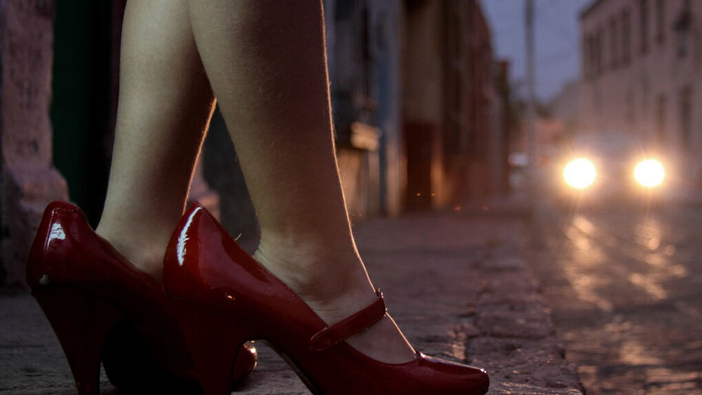 Una prostituta espera en la calle la llegada de clientes