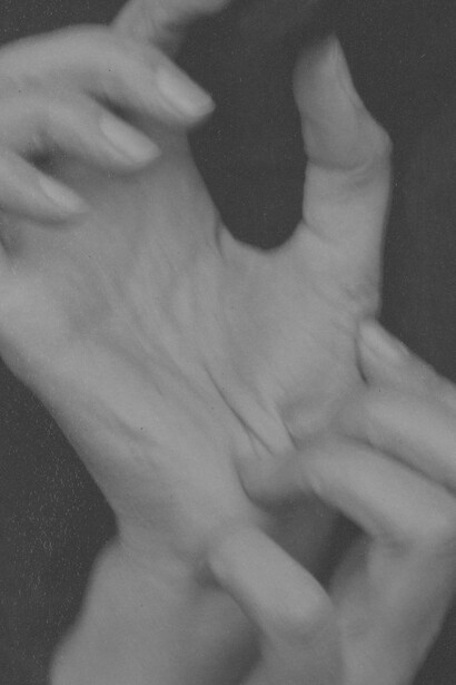 "Georgia O'Keeffe—manos", fotografía, Alfred Stieglitz, 1919