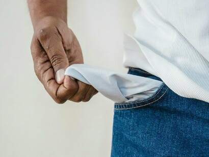 Homem se vê sem dinheiro. O ser humano em geral possui aversão ao risco. Entretanto, existem diferentes níveis de risco. No bairro onde moro são 160 mil habitantes, na cidade onde moro a taxa de homicídios é de 4,31 para 100 mil habitantes. Então, fazendo uma conta bem simples, a probabilidade de eu ser vítima de um homicídio é de aproximadamente 0,004%. Vejamos, é um risco muito baixo, então podemos dizer que é seguro sair de casa. Entretanto, e se o risco fosse de 1%? Seria tão seguro assim? Note que para um risco de 1%, quer dizer que para cada 100 mil habitantes; mil não voltariam para casa