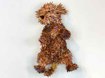 Arte da riciclo, cagnolino realizzato con matite colorate. © Federico Uribe. L’arte del riciclo di Uribe nasce dai ricordi d’infanzia, trascorsa nella fattoria di famiglia in un villaggio vicino Bogotà