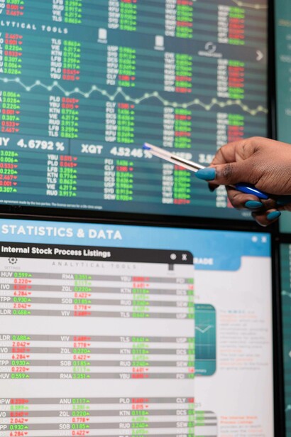 Dati e grafici su uno schermo, che illustrano l'andamento del mercato azionario