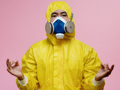 Profissional da saúde imita gestos de meditação para não perder a cabeça