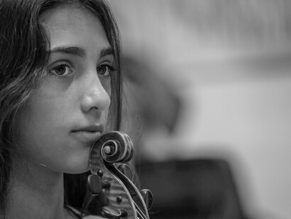 Una giovane musicista della European Spirit of Youth Orchestra, foto Andrea Semplici